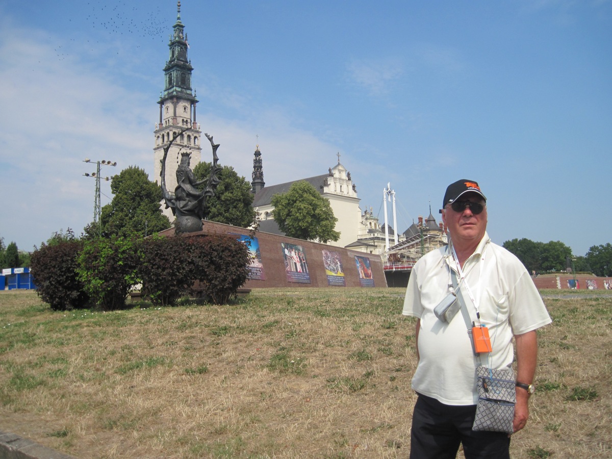 2-Czestochowa-Mio marito davanti alla Basilica della SS. Croce
